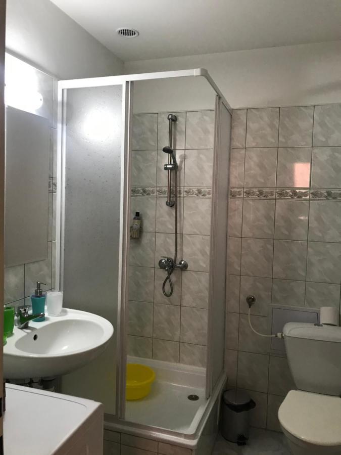 Lana Lo Apartments การ์โลวีวารี ภายนอก รูปภาพ