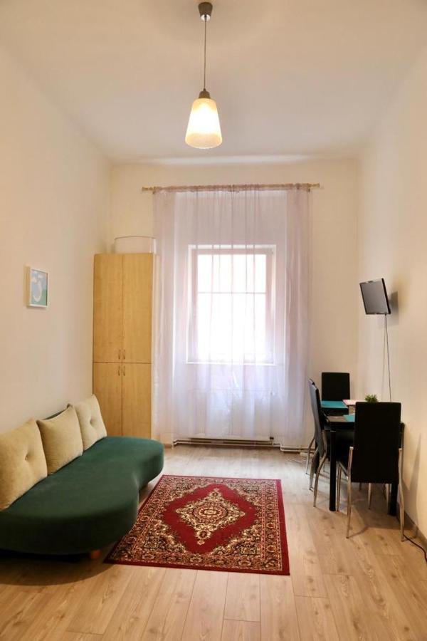Lana Lo Apartments การ์โลวีวารี ภายนอก รูปภาพ