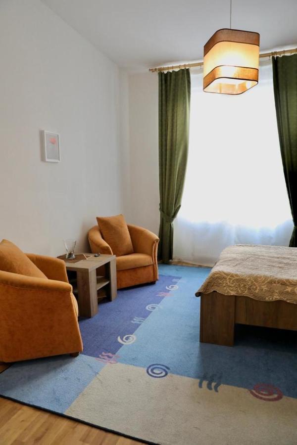 Lana Lo Apartments การ์โลวีวารี ภายนอก รูปภาพ