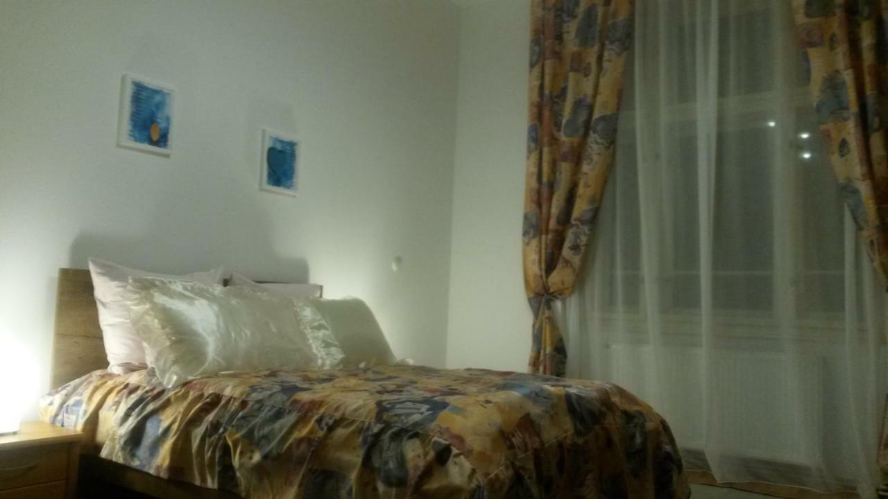 Lana Lo Apartments การ์โลวีวารี ภายนอก รูปภาพ